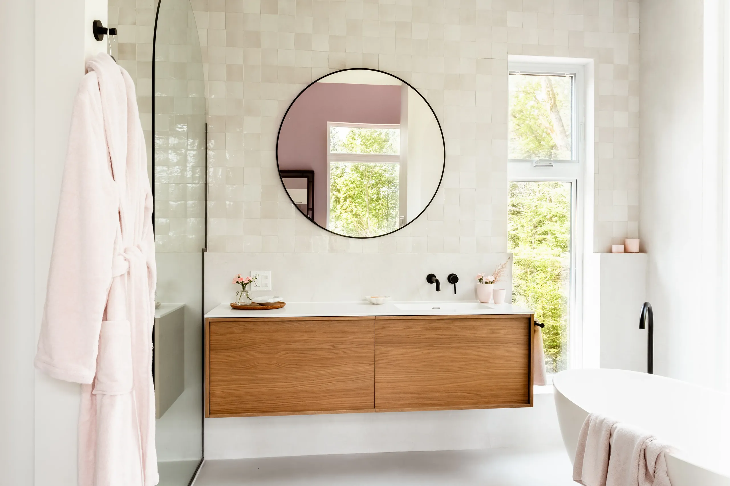 Salle de bain principale d'un chalet à Mont-Tremblant — détail de mur de pierre autour d'une baignoire autoportante.