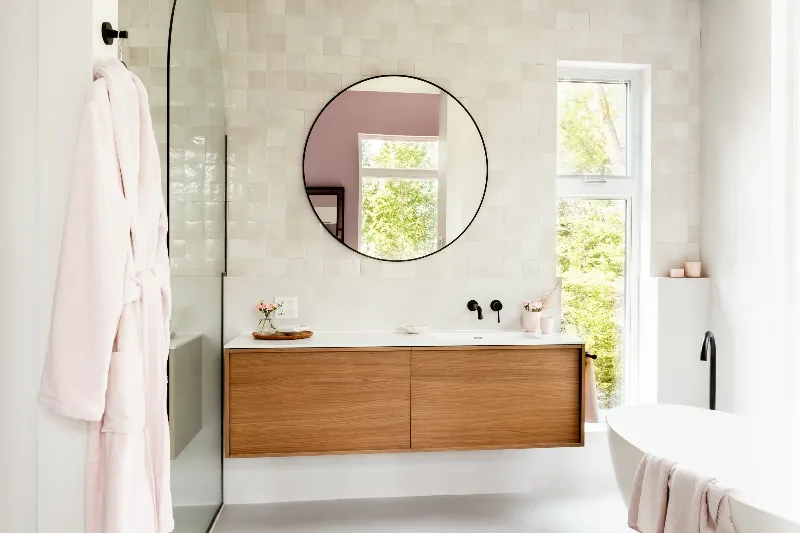 Salle de bain principale d'un chalet à Mont-Tremblant — détail de mur de pierre autour d'une baignoire autoportante.