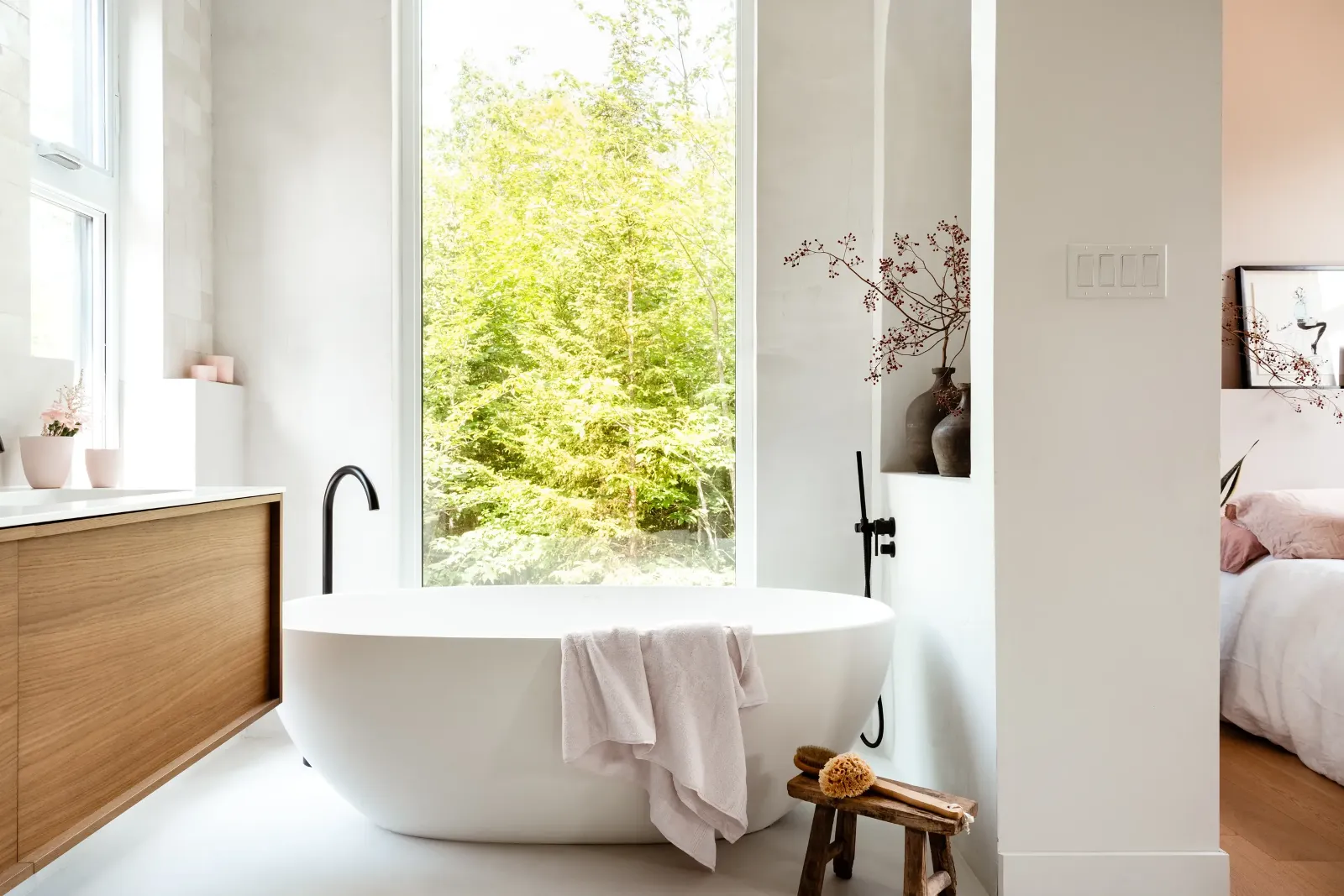 Détail de la vanité de la salle de bain principale d'un chalet des Laurentides, en pierre naturelle et ébénisterie de noyer.