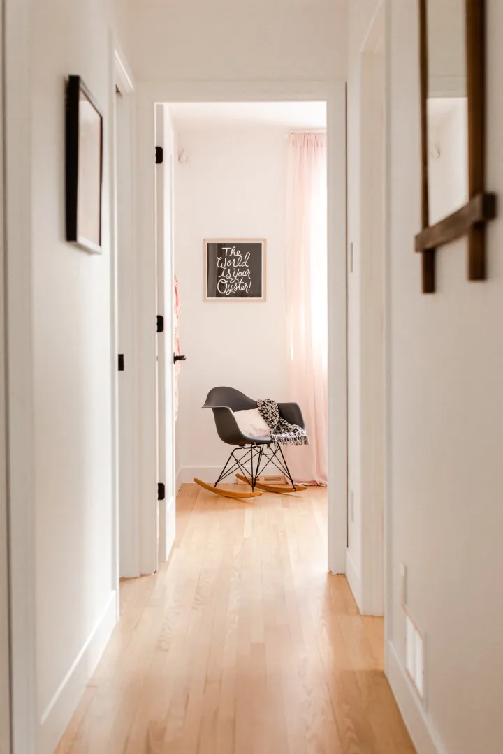 Chambre d'adolescent dans le bungalow de Montréal — palette neutre, bureau sur mesure, étagères d'exposition.