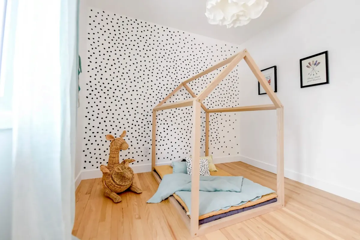 Chambre d'enfant dans le bungalow de Montréal — palette pastel douce et rangements intégrés à l'ébénisterie.