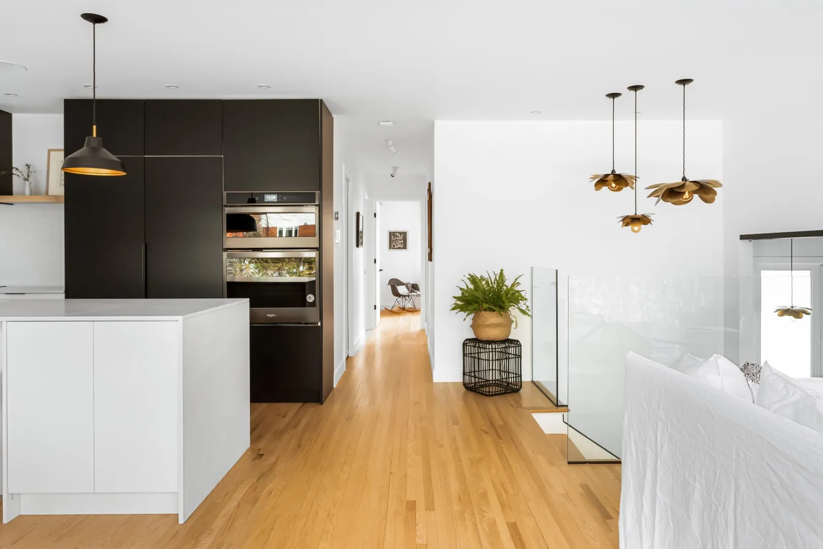 Détail du comptoir de cuisine avec plaque de cuisson intégrée — rénovation du bungalow de Montréal.