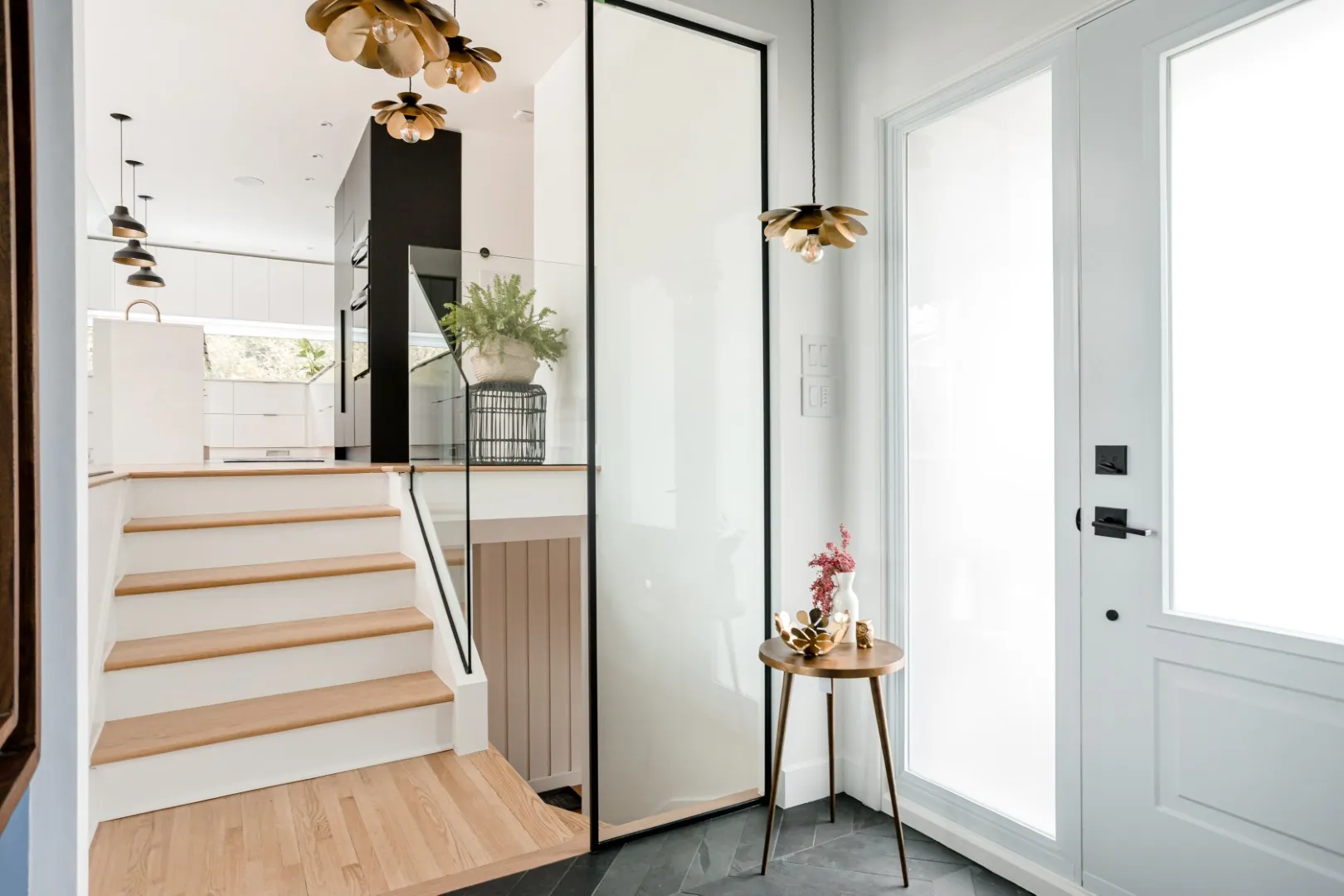 Entrée du bungalow de Montréal — planchers de chêne qui se prolongent dans l'aire de vie à aire ouverte.