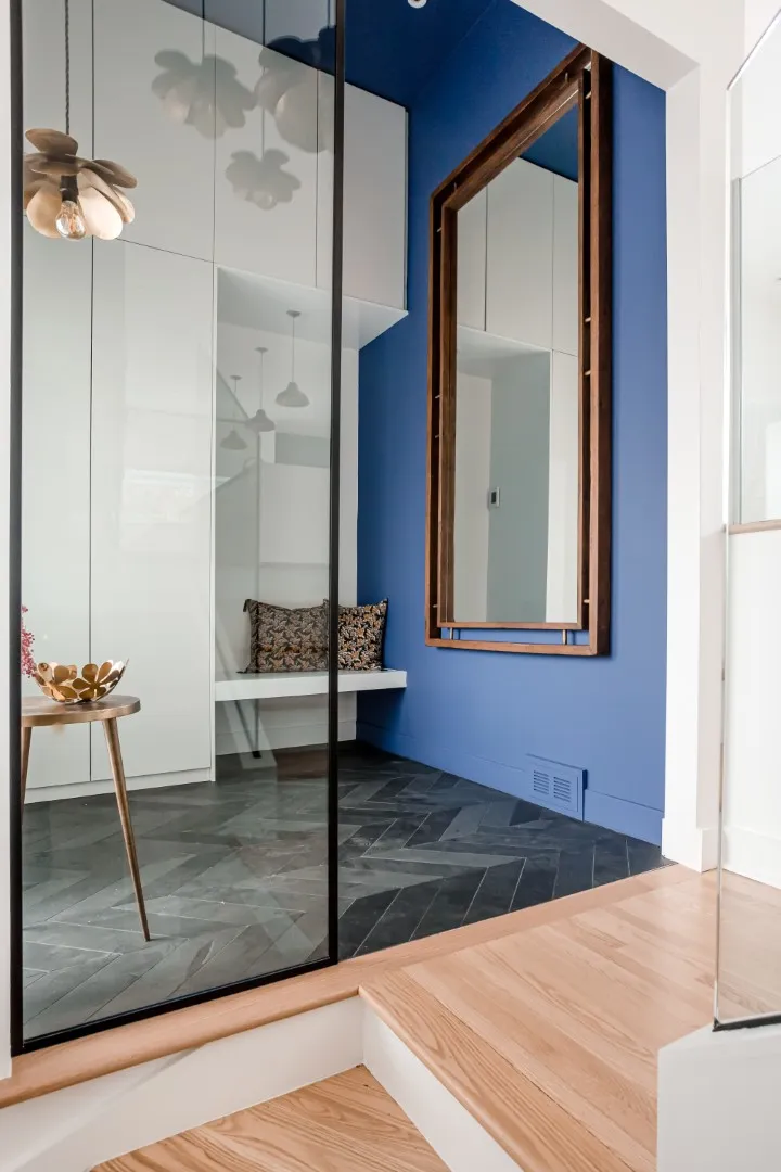 Vestibule d'entrée — rénovation du bungalow de Montréal.
