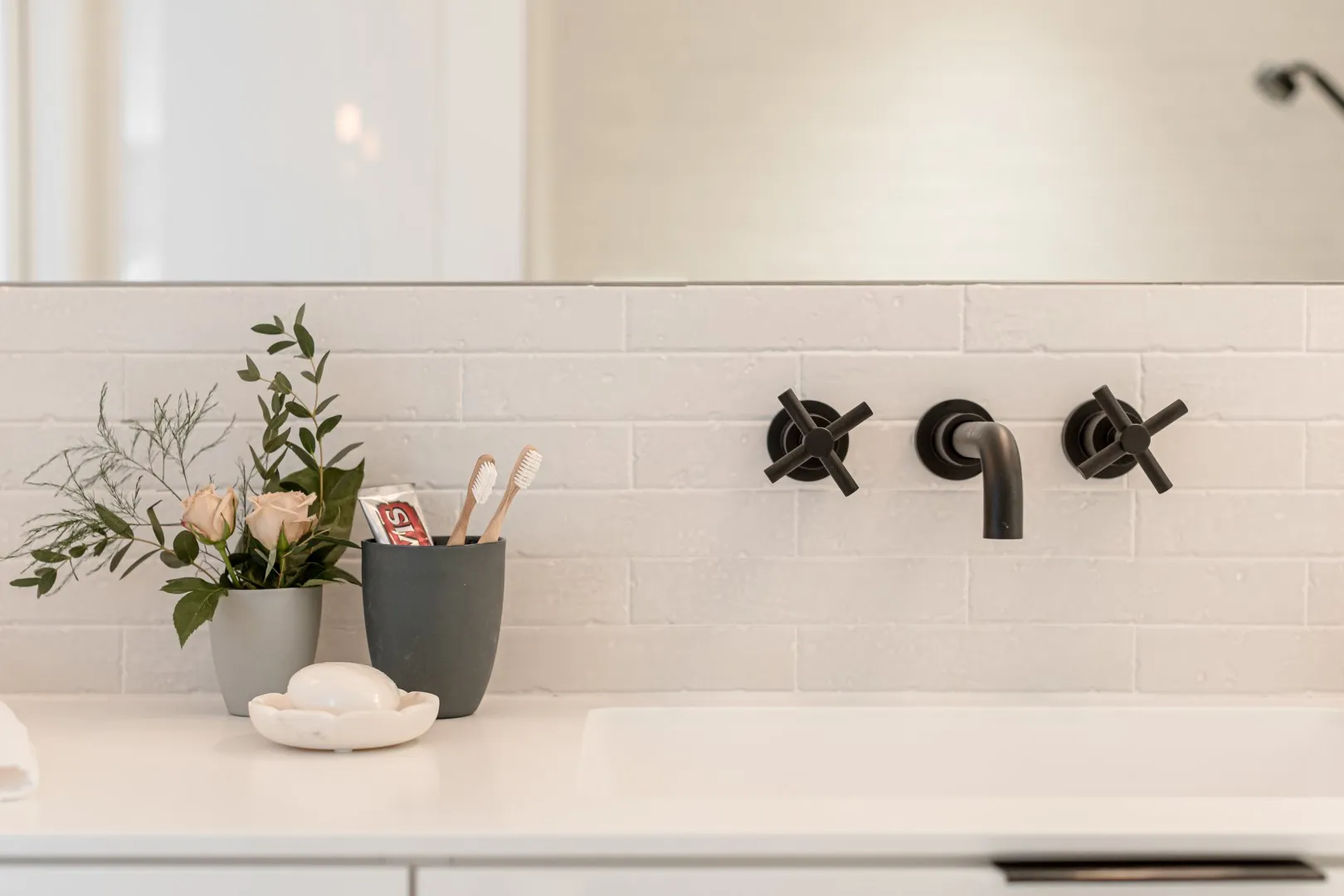 Salle de bain familiale du bungalow de Montréal — mur en céramique et vanité en bois naturel.