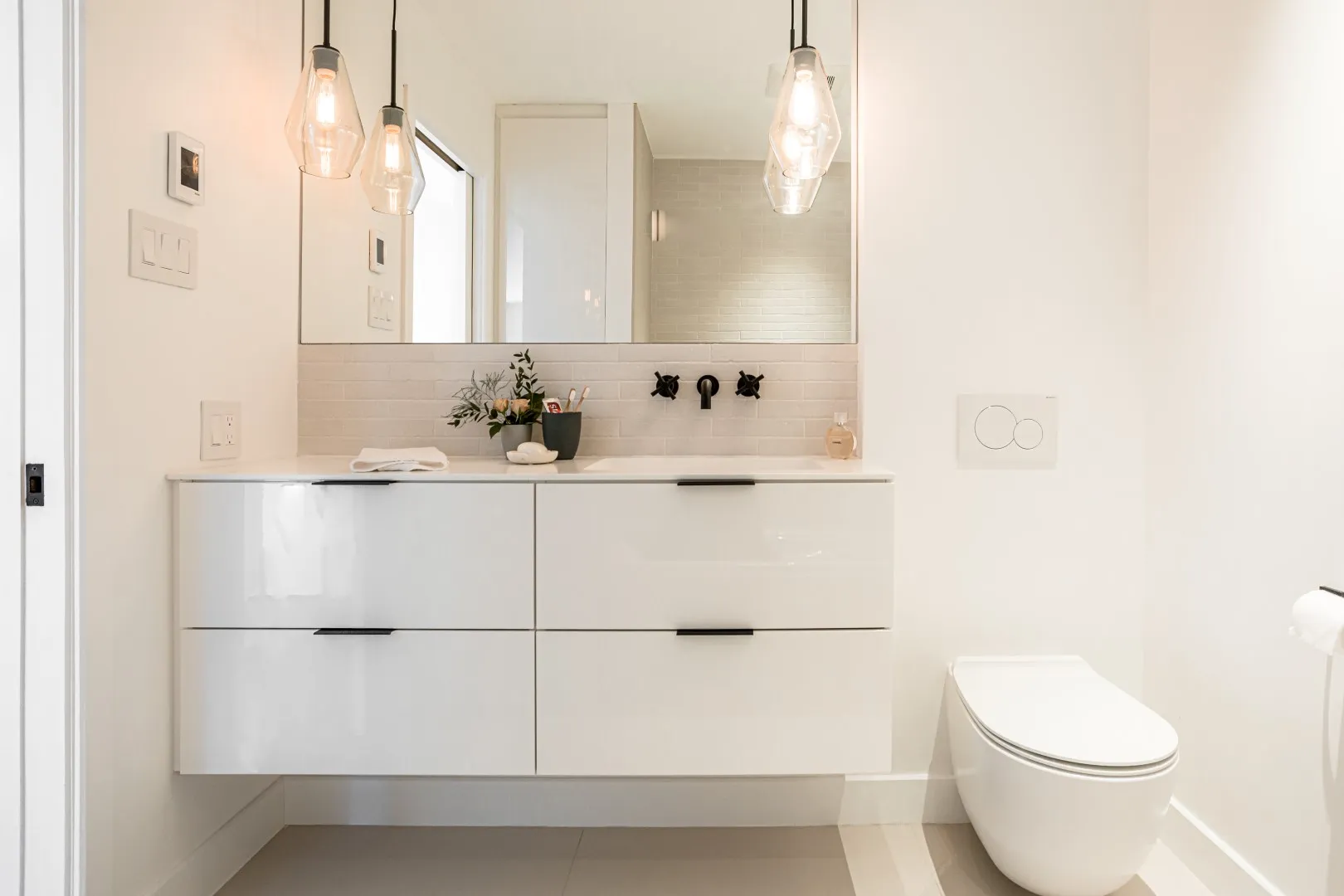 Détail de la salle de bain familiale — robinetterie en laiton sur céramique, bungalow de Montréal.