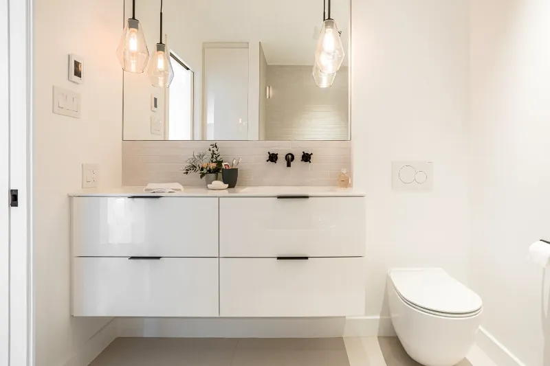 Détail de la salle de bain familiale — robinetterie en laiton sur céramique, bungalow de Montréal.