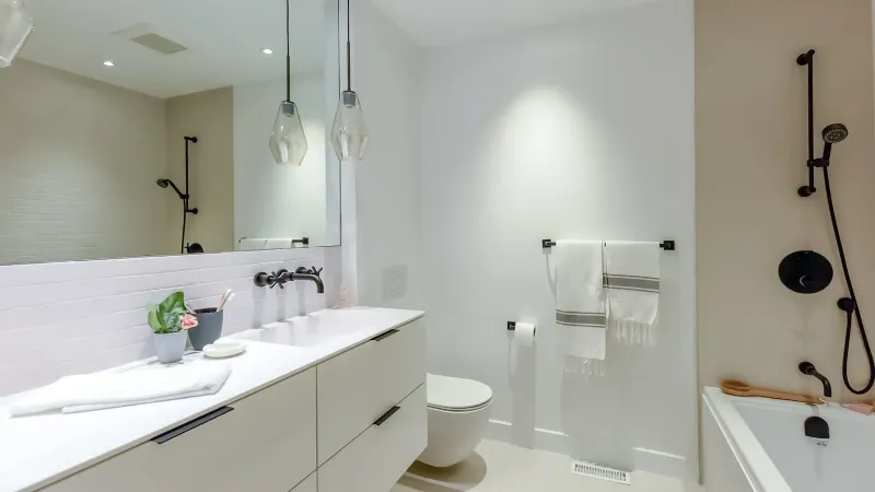 Vanité de la salle de bain familiale avec rangement intégré — bungalow de Montréal.
