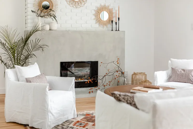 Détail du salon — lin et kilim superposés sous une suspension sculpturale en laiton, bungalow de Montréal.