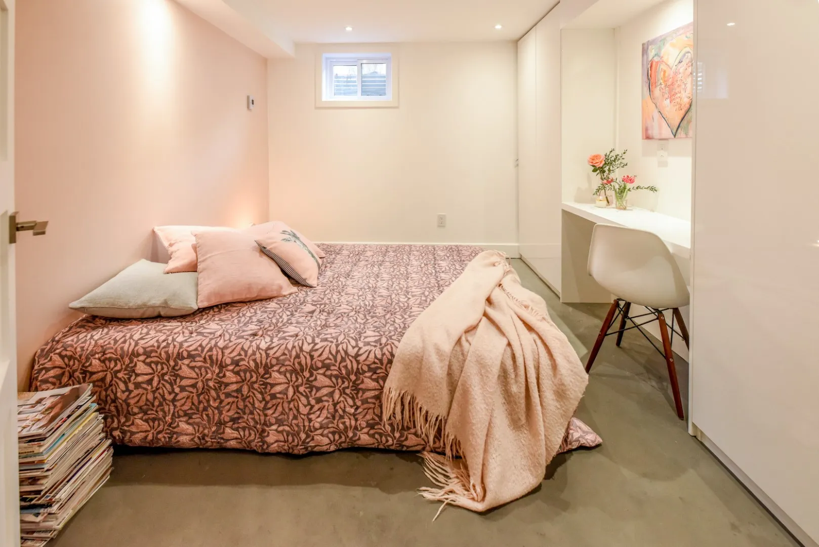 Vue large de la chambre d'amis au sous-sol — rénovation du cottage de Montréal.