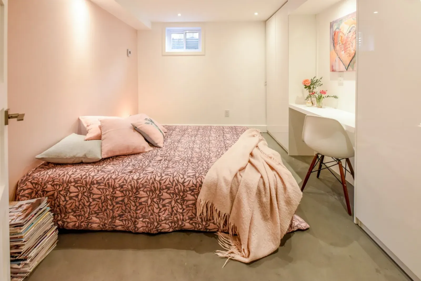 Vue large de la chambre d'amis au sous-sol — rénovation du cottage de Montréal.