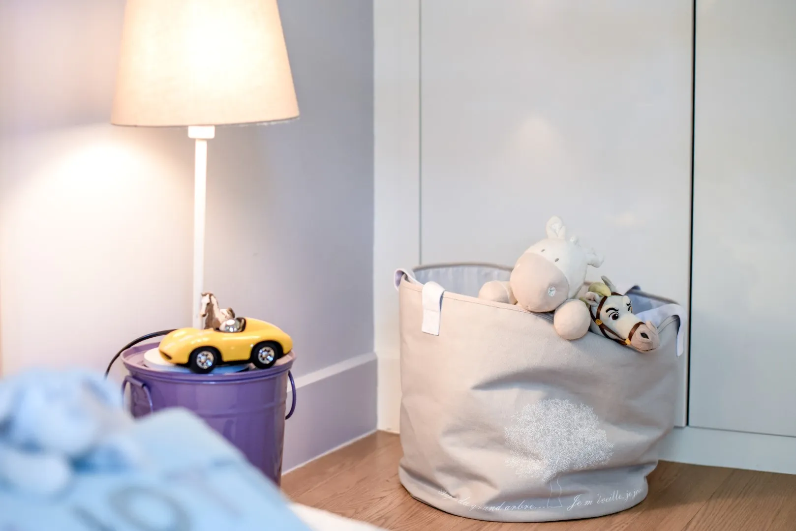 Chambre d'enfant dans le cottage de Montréal — palette douce et bureau sur mesure.