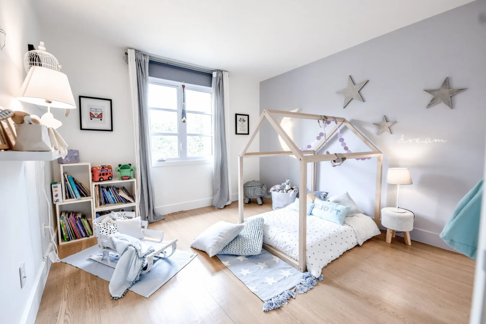 Vue large de la chambre d'enfant — rénovation du cottage de Montréal.