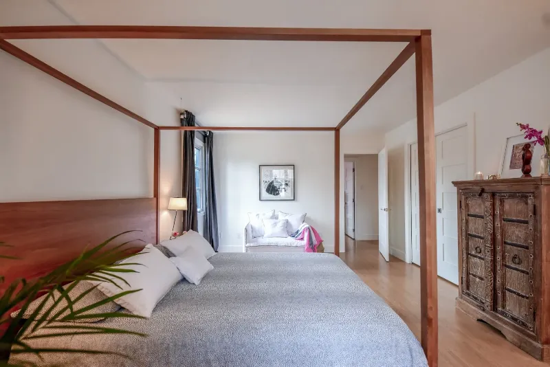 Vue large de la chambre principale — mur d'ébénisterie sur mesure, cottage de Montréal.
