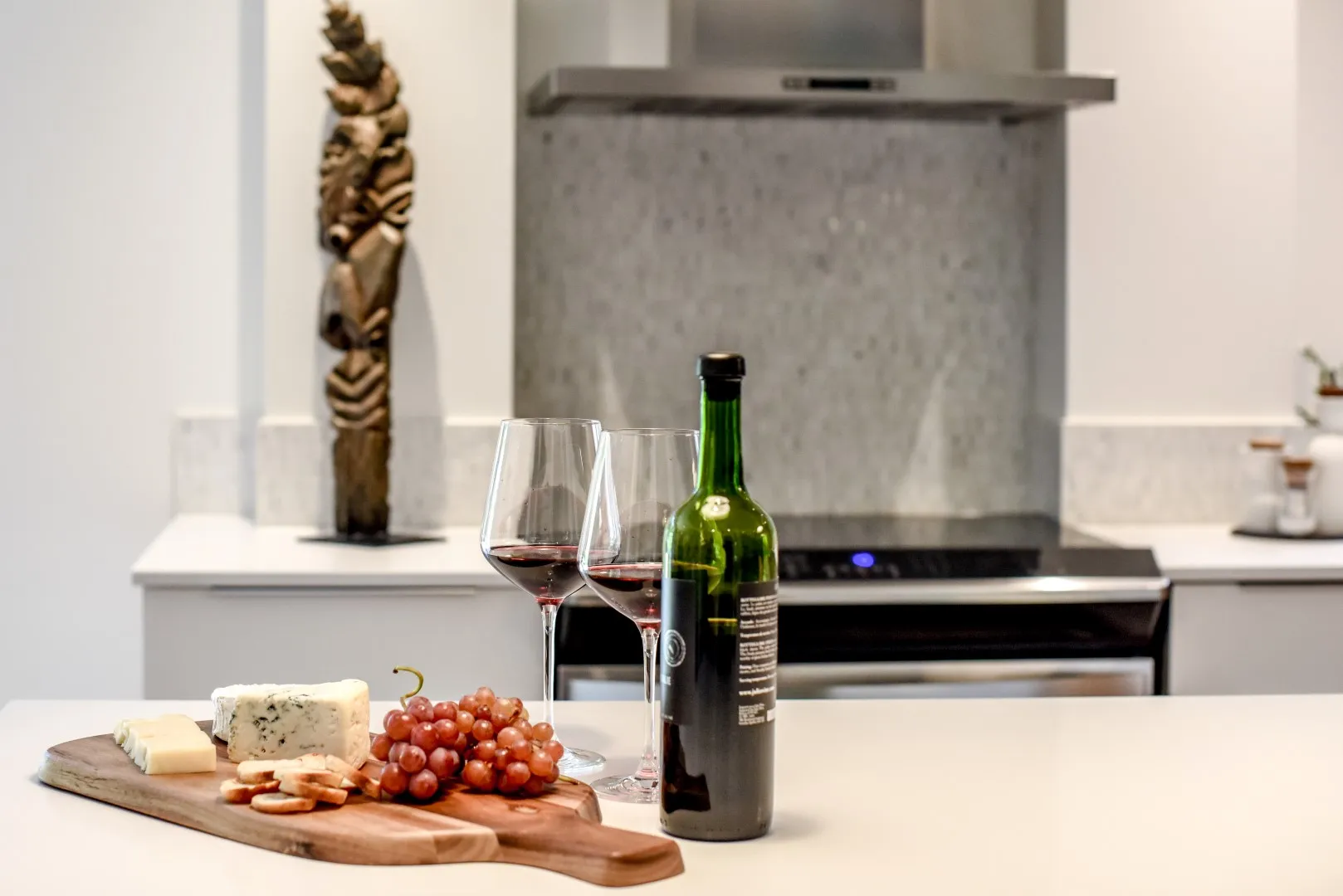 Détail de la cuisine avec robinetterie en laiton — rénovation du cottage de Montréal.