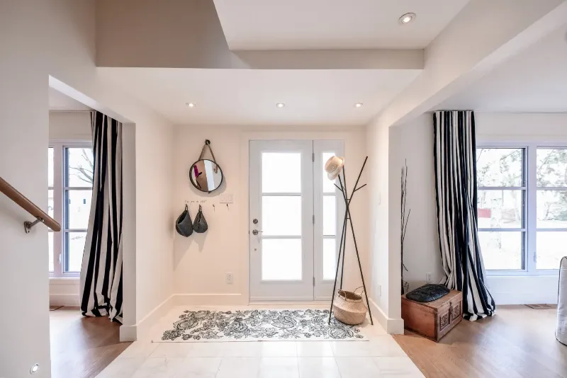 Hall d'entrée donnant sur le salon — rénovation du cottage de Montréal.