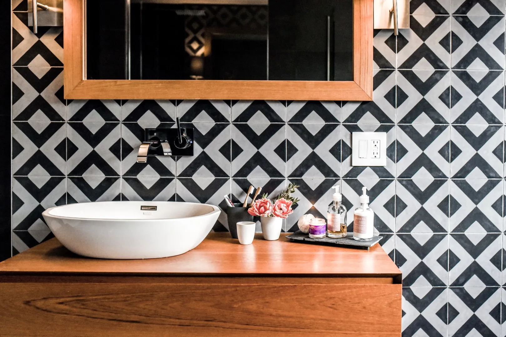 Salle de bain familiale du cottage de Montréal — toilette suspendue et détail de céramique.