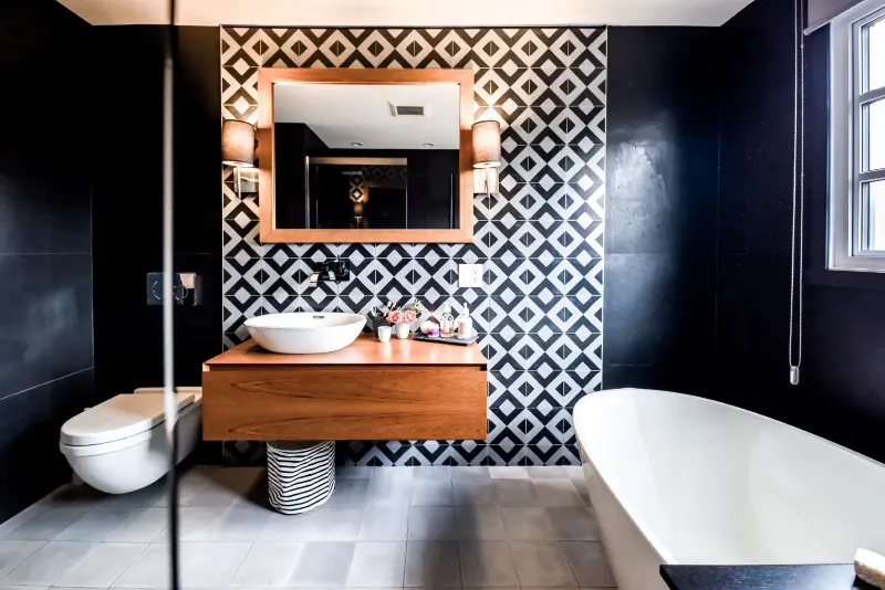Pan de céramique en vedette dans la salle de bain familiale — rénovation du cottage de Montréal.