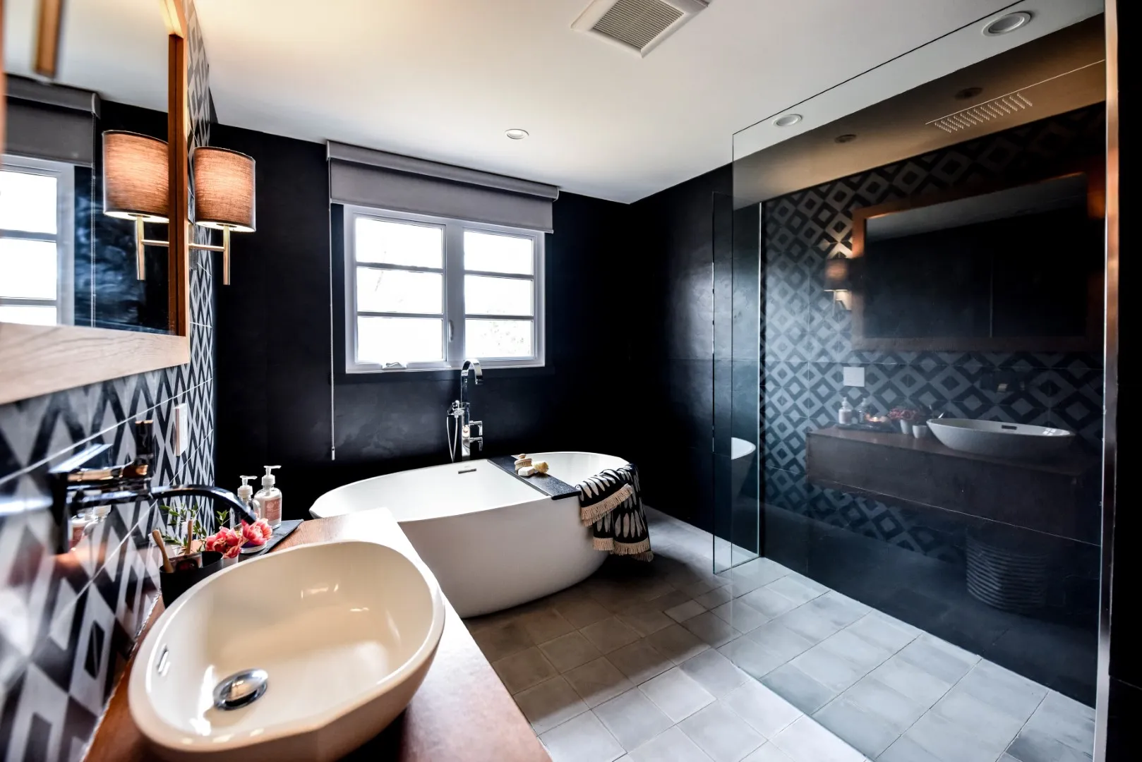 Douche à l'italienne dans la salle de bain familiale du cottage de Montréal.