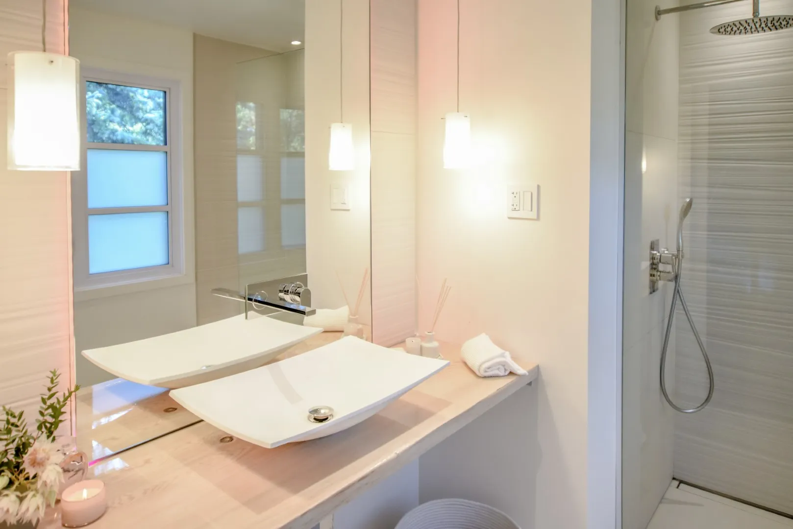 Salle de bain principale du cottage de Montréal — baignoire autoportante et douche à l'italienne.